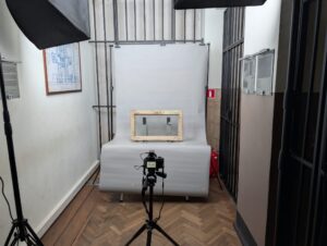 Okno z celi na tle fotograficznym, fotografowane w świetle widzialnym