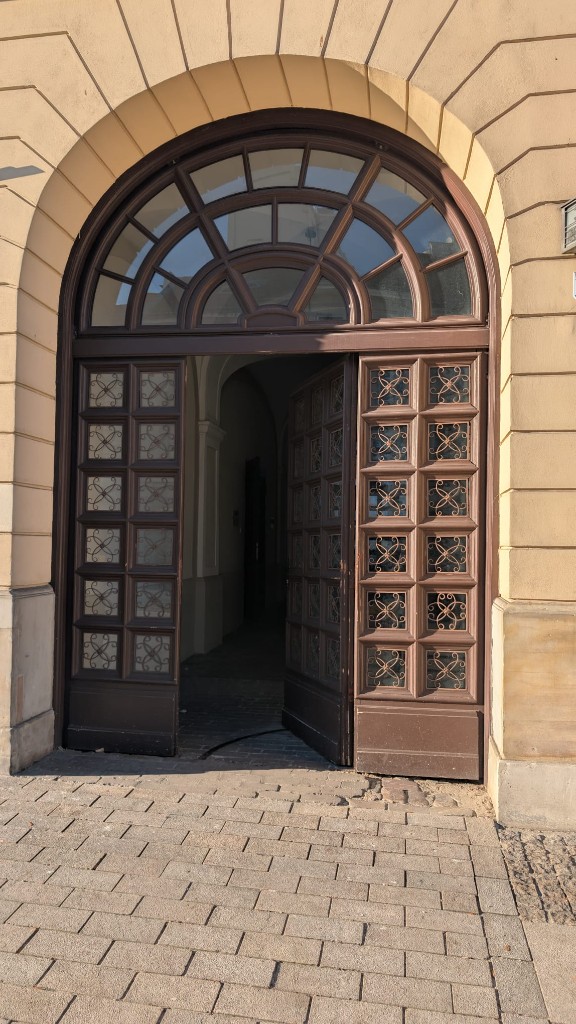 Portal i drewniana brama Uniwersytetu Warszawskiego od Krakowskiego Przedmieścia